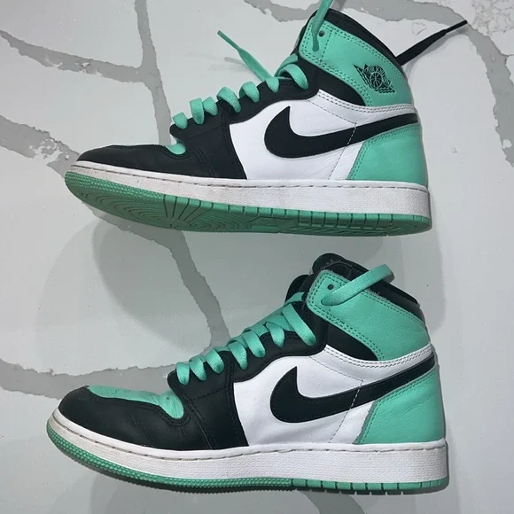 NIKE - Air Jordan 1 Retro High OG Shoes - Picture 4 of 4
